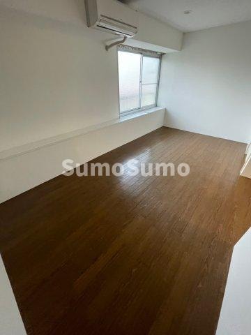 物件内観写真8　(こちらのリビングで趣味の時間をお楽しみください)