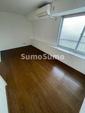 物件内観写真15　(開放的な寝室です)