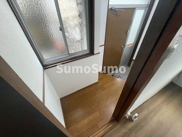 物件内観写真3　(明るい玄関です)