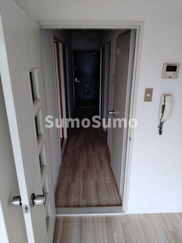 物件内観写真3　(ゆったりとした玄関です)