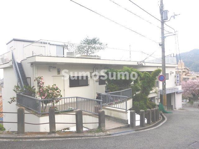 物件外観写真1　(落ち着いた雰囲気の外観です)