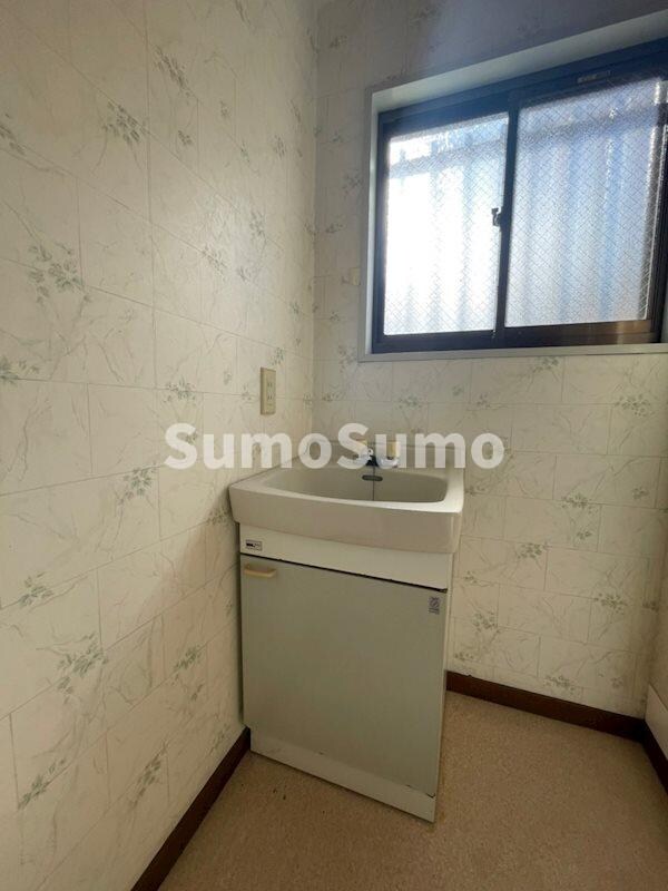 物件内観写真10　(広い洗面スペース)