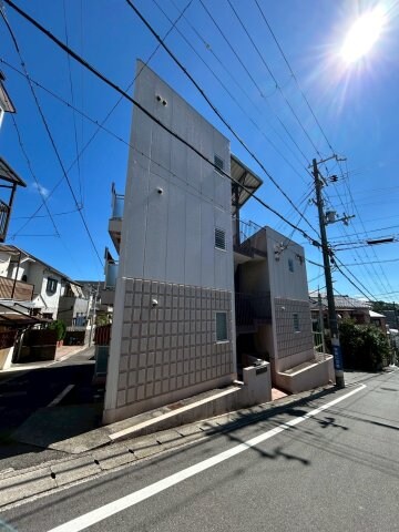 物件外観写真2　(落ち着いた雰囲気の外観です)