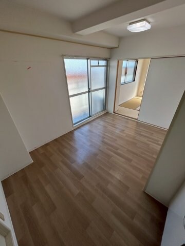 物件内観写真3　(こちらの居間で趣味の時間をお楽しみください)