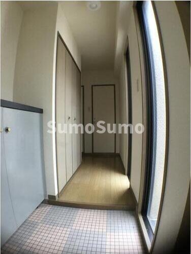 物件内観写真5　(明るい玄関です)