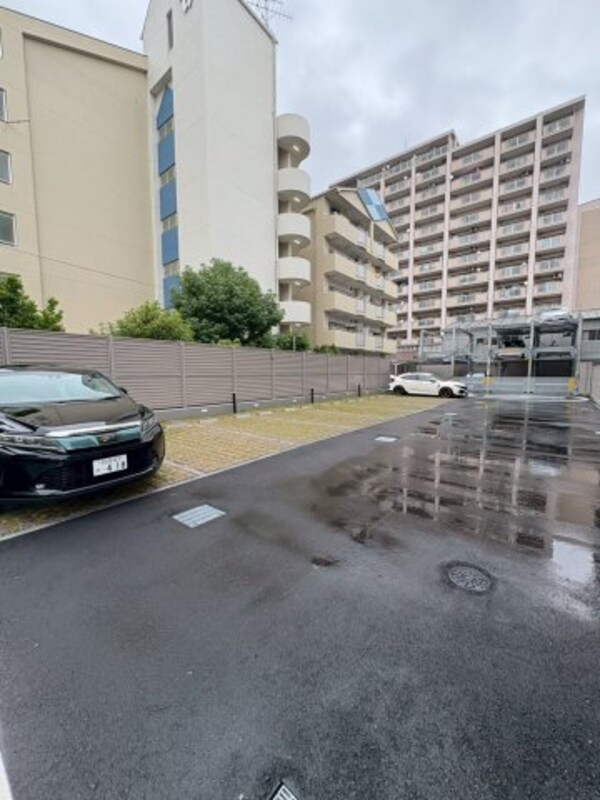 駐車場(車をお持ちの方に嬉しい駐車場付きの物件です)