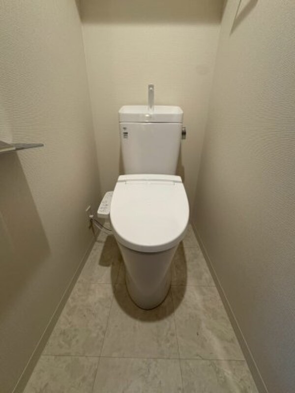 トイレ(落ち着いた色調のトイレです)