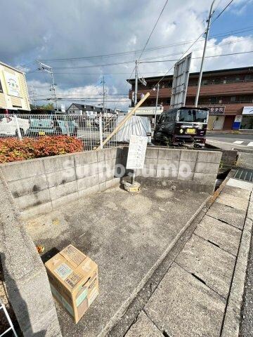 物件外観写真3　(駐車場があるので、車を買う予定の方も安心です)
