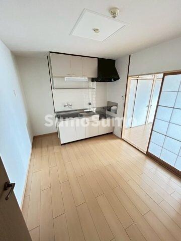 物件内観写真8　(こちらの居間で趣味の時間をお楽しみください)