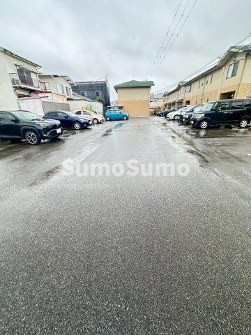 物件外観写真3　(駐車場に車を止められます)