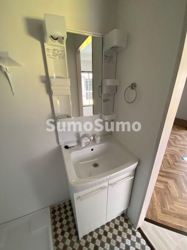 物件内観写真11　(広い洗面スペース)