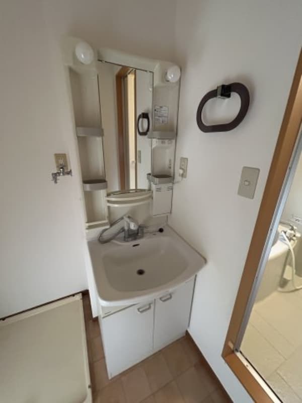 独立洗面台(独立洗面台、小物を置くことができて便利です)