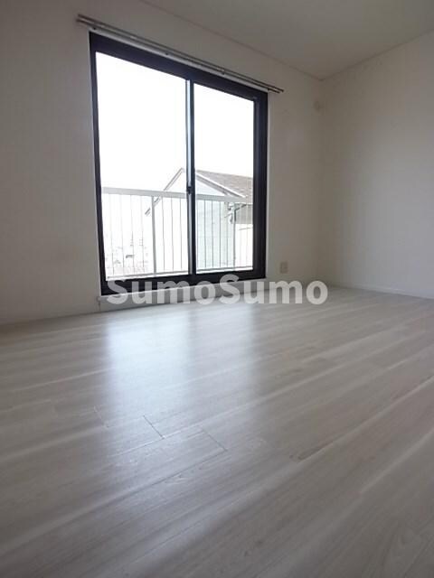 物件内観写真6　(開放的な寝室です)