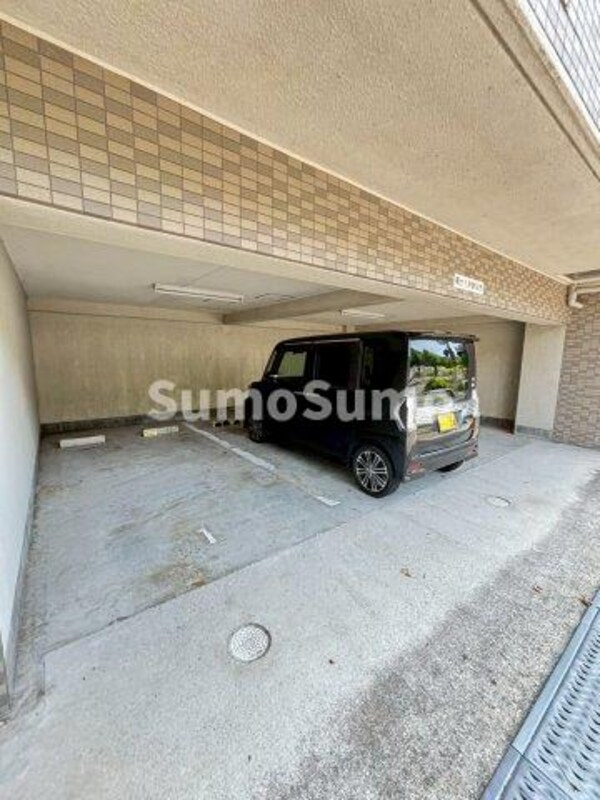 駐車場(駐車場があるので、車を買う予定の方も安心です)