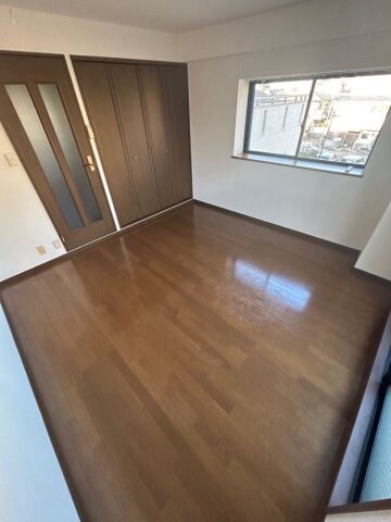 物件内観写真5　(落ち着いた色調の寝室です)