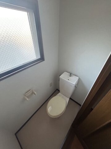 物件内観写真9　(シンプルで使いやすいトイレです)