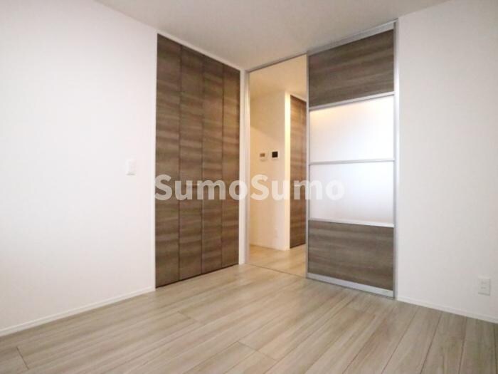 物件内観写真9　(開放的な寝室です)