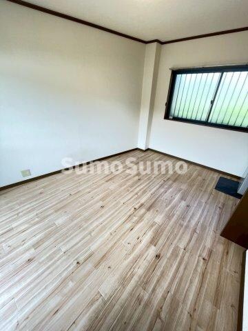 物件内観写真18　(開放的な寝室です)