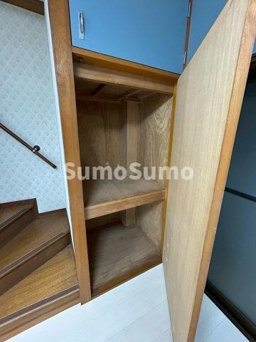 物件内観写真12　(小物を収納するのに便利です)