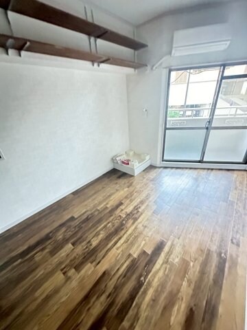 物件内観写真14　(こちらのリビングで趣味の時間をお楽しみください)