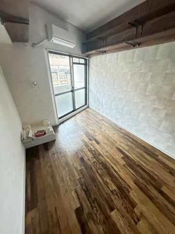 物件内観写真15　(明るい色調の室内です)