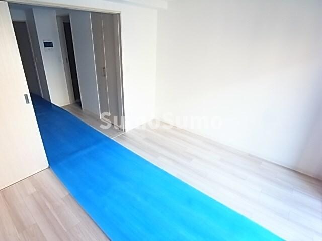 物件内観写真6　(広くて明るい寝室)