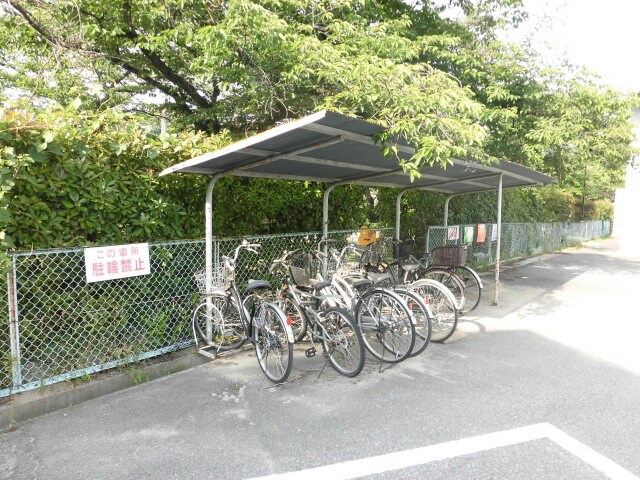 物件外観写真4　(駐輪場)