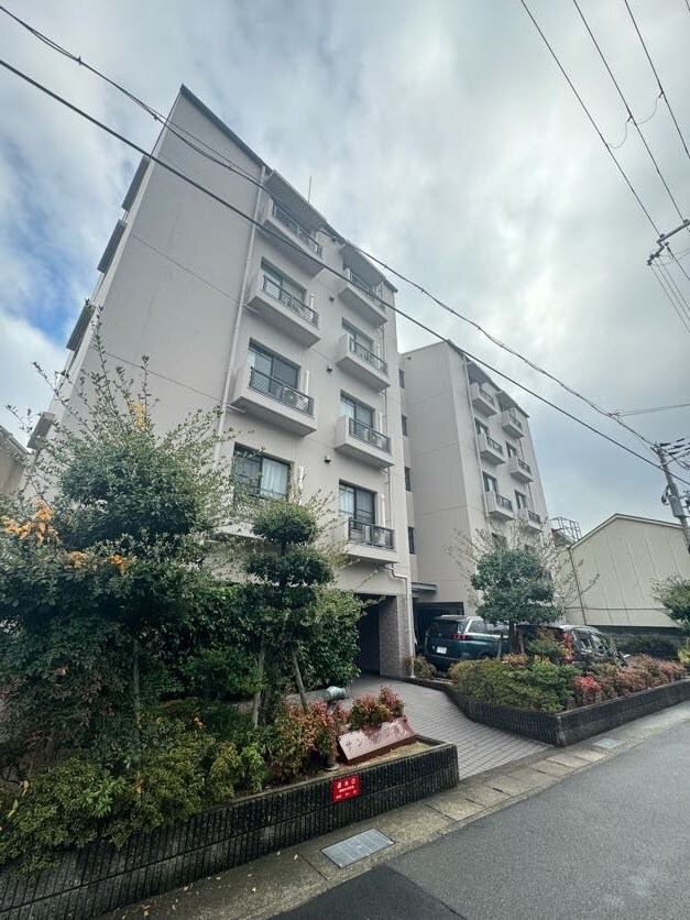 物件外観写真1　(落ち着いた雰囲気の外観です)