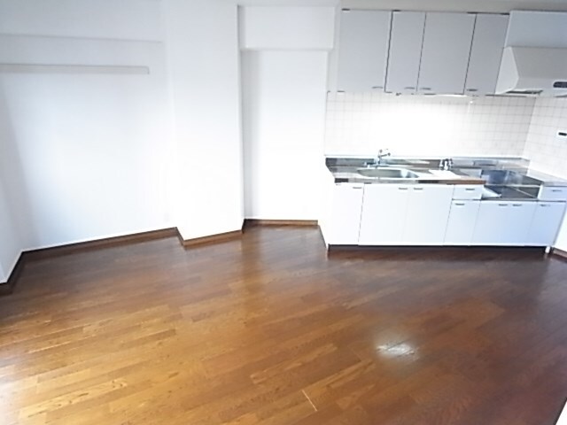 物件内観写真17　(ゆったりとした居間です)