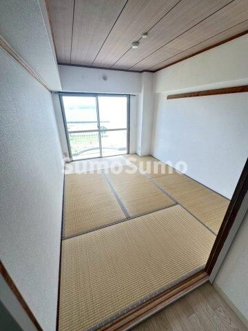 物件内観写真8　(い草の香りが落ち着く素敵な和室です)