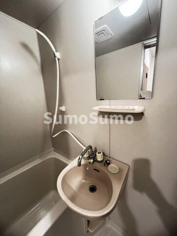 物件内観写真15　(広い洗面スペース)