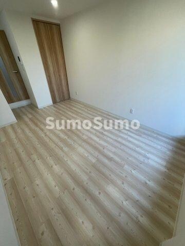 物件内観写真4　(明るい洋室です)