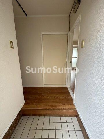 物件内観写真3　(収納もある玄関です)