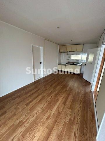 物件内観写真4　(おしゃれな居間です)