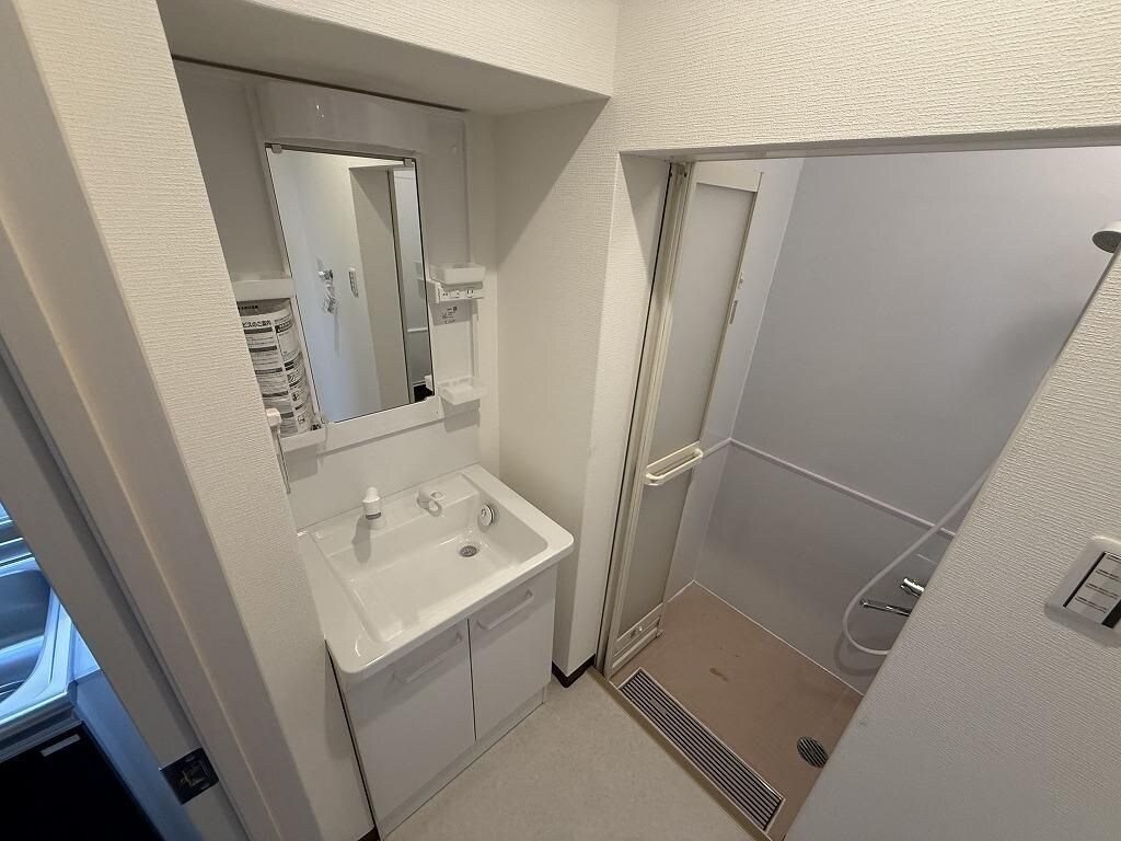 物件内観写真12　(明るい洗面所です)