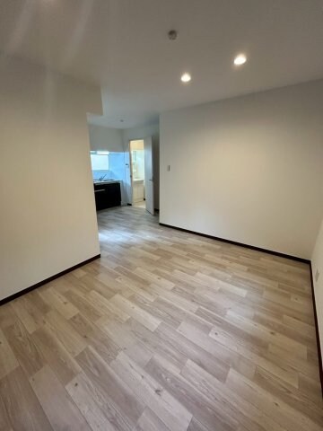 物件内観写真14　(こちらの居間で趣味の時間をお楽しみください)