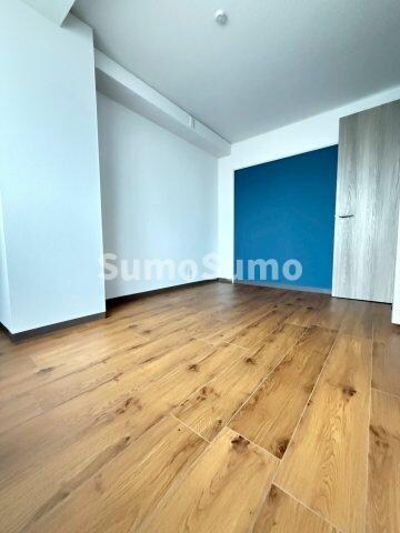 物件内観写真6　(広くて明るい寝室)