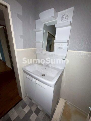 物件内観写真8　(広い洗面スペース)