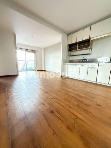 物件内観写真18　(こちらの居間で趣味の時間をお楽しみください)