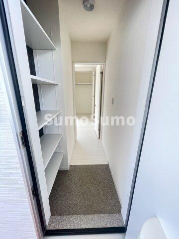 物件内観写真2　(明るい玄関です)