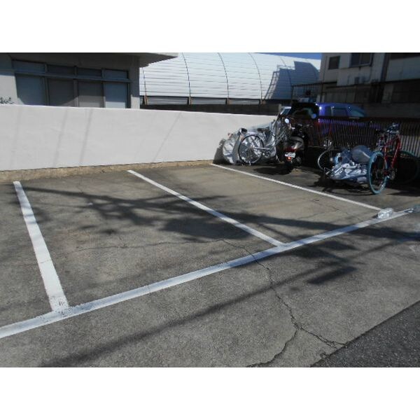 駐車場(車をお持ちの方に嬉しい駐車場付きの物件です)