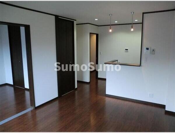 物件内観写真5　(こちらのリビングで趣味の時間をお楽しみください)