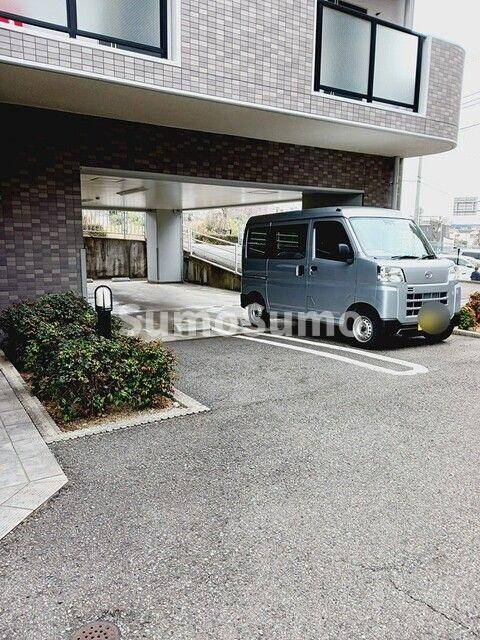 物件外観写真2　(駐車場があるので、車を買う予定の方も安心です)