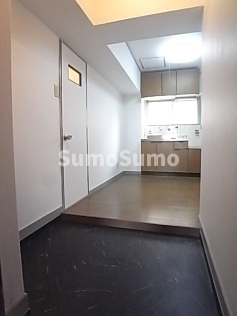 物件内観写真4　(明るい玄関です)