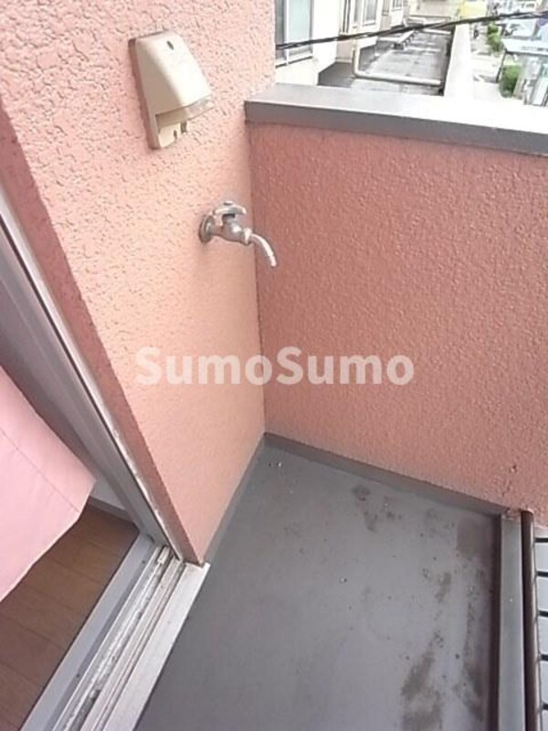 バルコニー(バルコニーからの眺めを楽しみながら食事をしませんか)