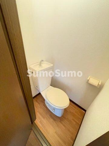 物件内観写真9　(落ち着いた色調のトイレです)