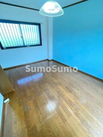 物件内観写真14　(開放的な寝室です)