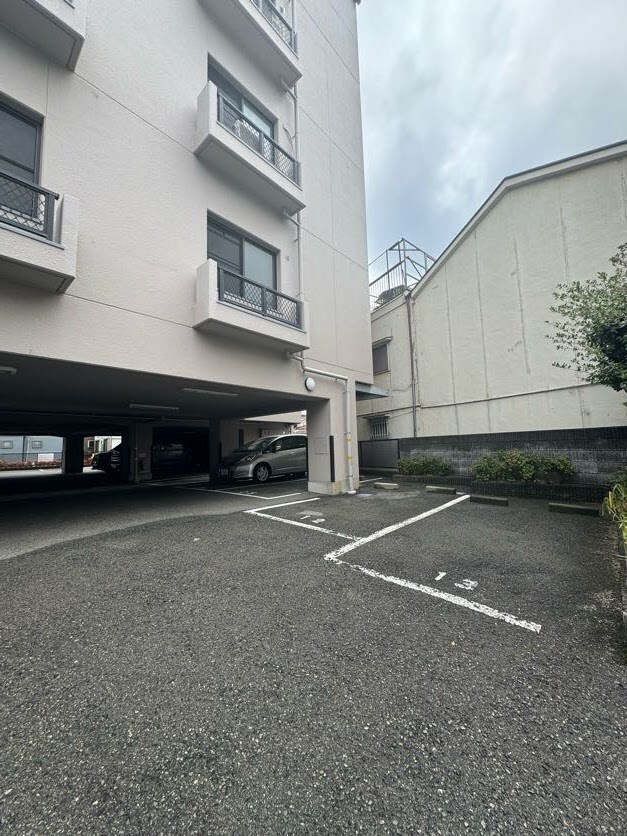 物件外観写真2　(駐車場があるので、車を買う予定の方も安心です)