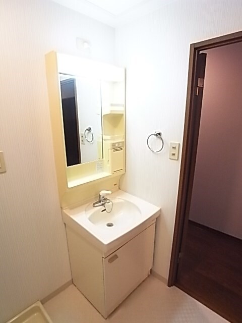 物件内観写真10　(独立洗面化粧台が付いています)