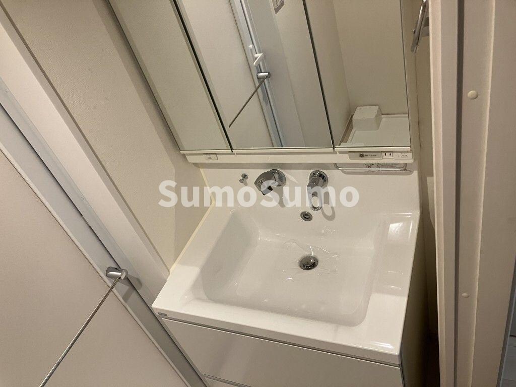 物件内観写真9　(ゆったりとスペースのある洗面所)